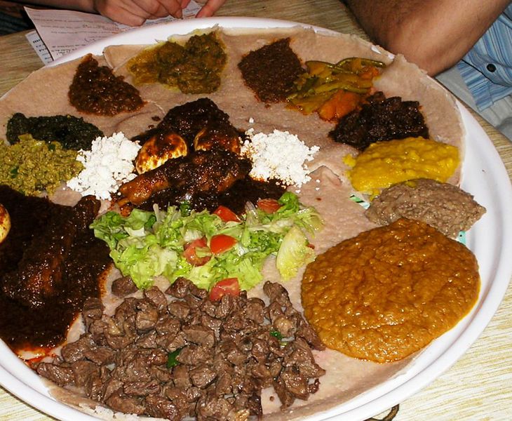 Datei:Plat de cuisine éthiopienne au Ménélik.JPG