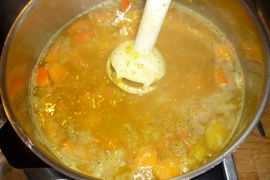 Zuletzt wird die Suppe püriert, die Kokosmilch und der O-Saft angegossen und abgeschmeckt!