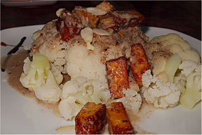 Blumenkohl mit Currysoße und gebratenem Tofu