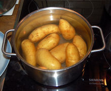 Als Beilage gegarte Kartoffeln.