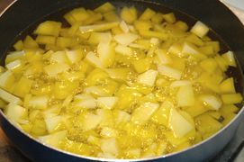 Die Kartoffeln in Würfel oder Scheiben schneiden und im tiefen Öl garen.