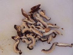 Die Shiitake Pilze in Streifen schneiden