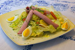 Kartoffelsalat mit Gemüse und Wurst