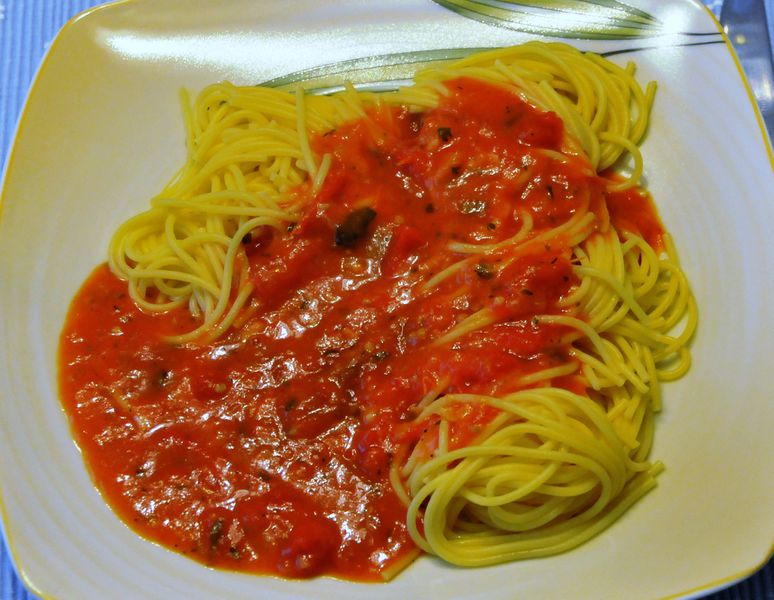Datei:Spaghetti-mit-Tomatensauce.JPG