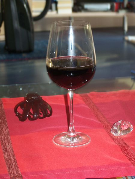 Datei:Rotwein im Glas.jpg
