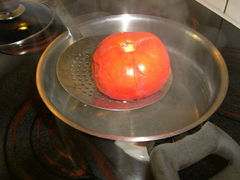Die Tomate nach dem blanchieren