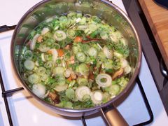 Das Gemüse abgedeckt bei mittlerer Hitze bissfest kochen
