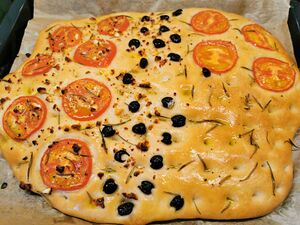Focaccia mit Tomaten und Oliven.jpg