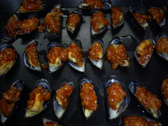 Die Salsa Picante über die Muscheln geben.