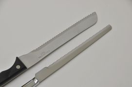 Brotmesser mit ein- und zweiseitigem Wellenschliff (linke Seite)