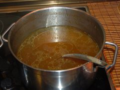 Die Suppe durch ein Feinsieb abseihen.