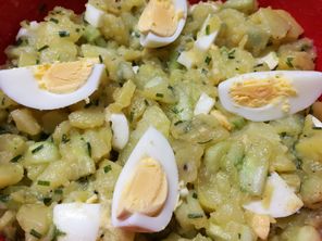 Lauwarmer Kartoffelsalat mit Gurke und Ei