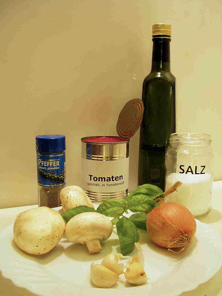 Datei:Tomatensauce mit pilzen zutaten.JPG