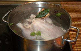 Die Suppe mit den Gewürzen in kaltem Wasser aufsetzen.