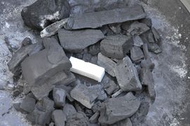 Grillanzünder in einer Kohle-Mulde