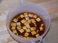 Der Tofu muss mehrere Stunden, am besten über Nacht, mariniert werden