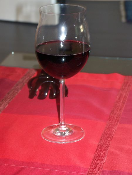 Datei:Rotwein im Burgunderglas.jpg