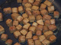 Den Tofu schön knusprig ausbacken