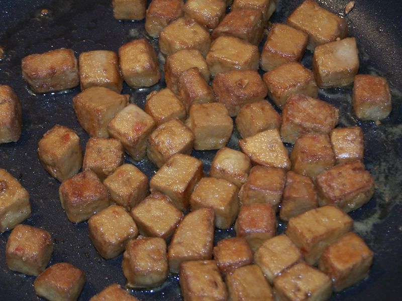 Datei:Tofu-gulasch-ausbacken.jpg