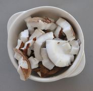 Bild 5: Kokosnuss-Stücke, fertig zum Verzehr