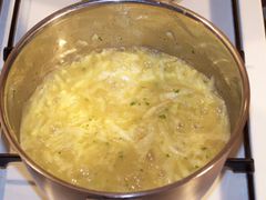 Zwiebel, geriebene Kartoffeln und Estragon mit Brühe bedecken und kochen