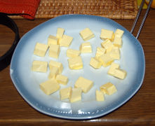 Die Butter in kleine Würfel schneiden.
