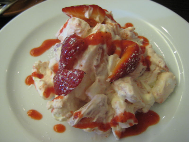 Datei:Eton Mess with strawberry coulis.jpg