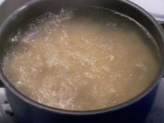 Währenddessen die Spaghetti in sprudelndem Salzwasser kochen.