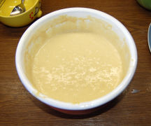 Das Mehl mit der Milch anrühren (die leicht gräuliche Farbe des Teigs stammt vom Buchweizenmehl),