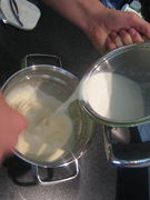 6. Die Milch-Sahnemischung unter Rühren zur Eigelbcreme gießen.