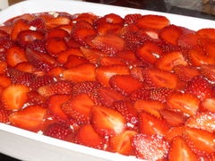 …bevor die geschnittenen Erdbeeren dachziegelartig geschichtet werden.