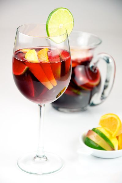 Datei:Red Wine Sangria with lemon, lime, apple, and orange served in a glass - Evan Swigart.jpg