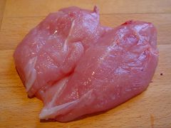 Die Hühnerbrust mit einem scharfen Messer an einem Ende einstechen und eine längliche Tasche einschneiden und mit der Füllung füllen.