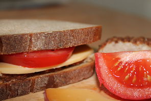 Tomaten-Käse-Brot mit Frikadelle