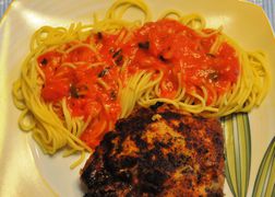 ... in Begleitung mit Spaghetti mit Tomatensauce Zugegeben: Kotelett ist zu dunkel geworden!