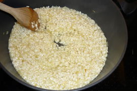 Dann immer wieder etwas heiße Brühe angießen und diese vom Reis unter Rühren aufnehmen lassen.