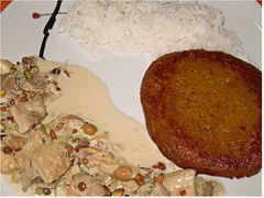 Seitansteak mit Reis und Pilz-Sprossen-Rahm-Soße.