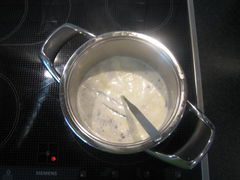 3. Die Milch und die Sahne zusammen mit dem ausgekratzten Vanillemark und der Schote aufkochen.
