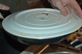 Die Tortilla wenden indem man den Teller verkehrt herum auf die Pfanne legt …