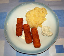 Das Foto zeigt die Stäbchen mit Kartoffelsalat und Remouladensauce.