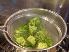 Den fertigen Brokkoli in ein Sieb abgießen und warm stellen