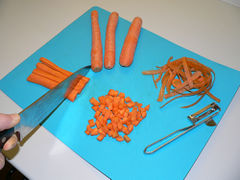 Die Karotte schälen, die beiden Enden entfernen und in feine Würfel schneiden.