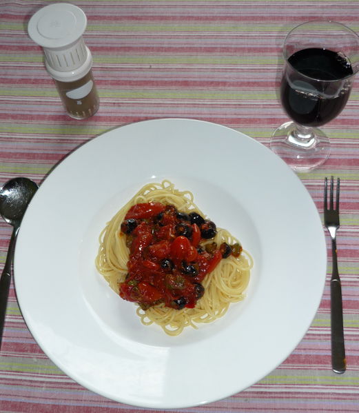 Datei:Spaghetti Puttanesca 3.jpg