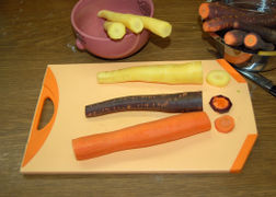 Gelbe und lilafarbige Rübe sowie orangefarbige Karotten