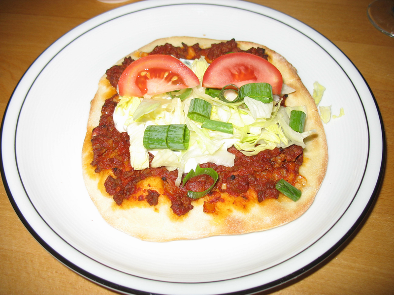 Datei:Lahmacun belegt.png