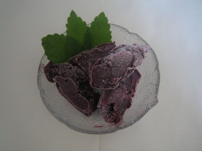 Datei:Heidelbeersorbet mit Minze.jpg