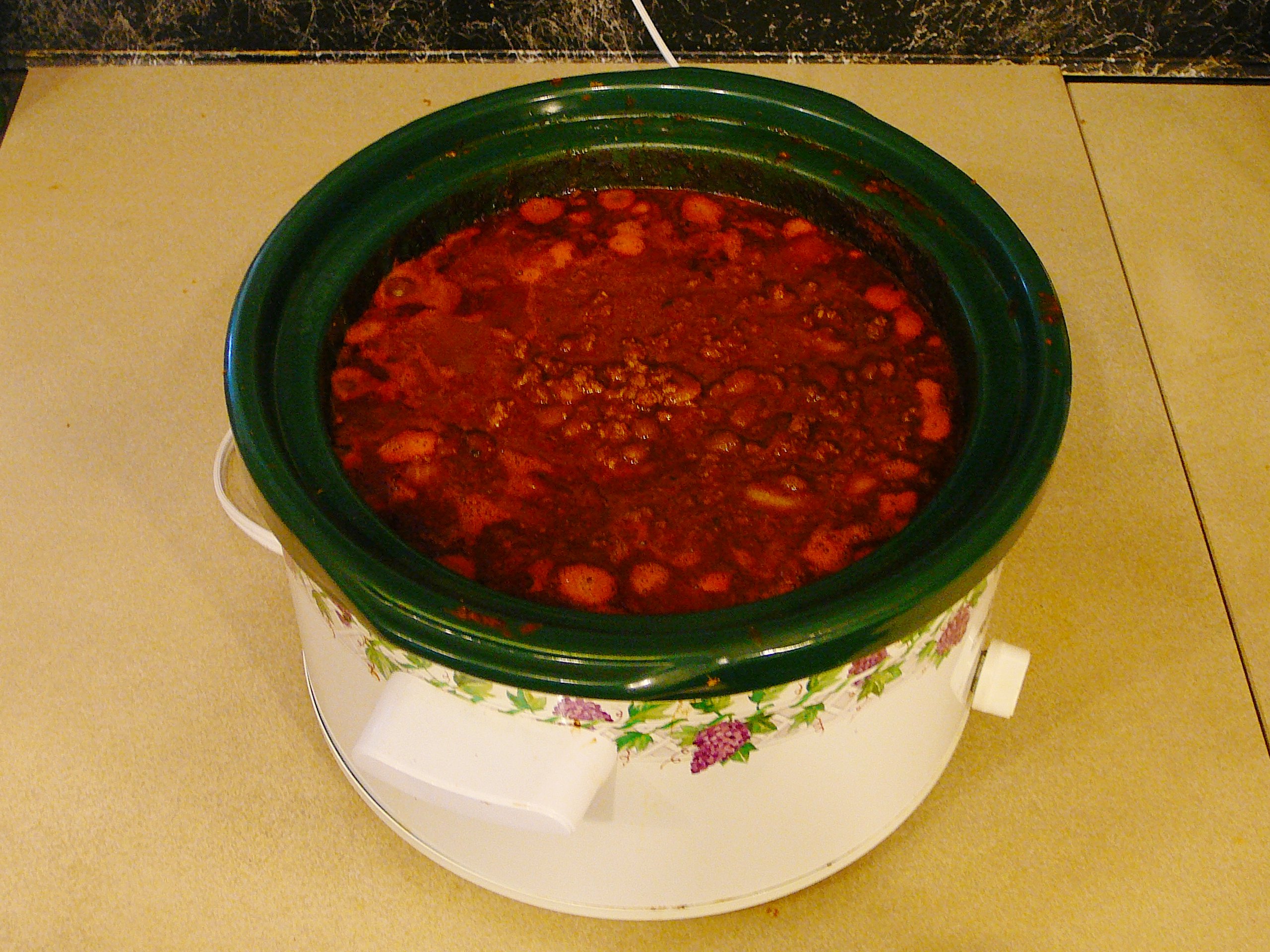 Datei:Crock pot of chili.jpg