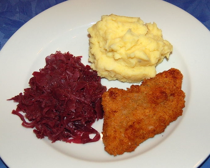 Datei:Schnitzel Rotkraut Kartoffelbrei.jpg