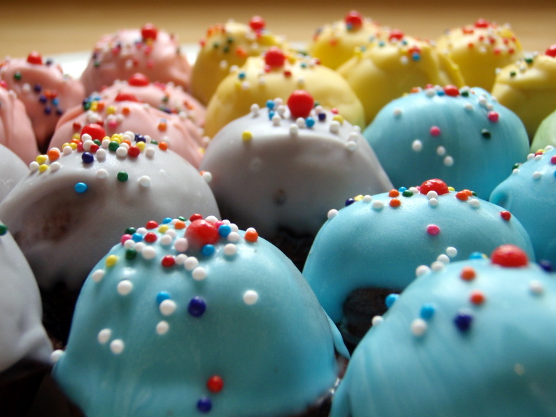 Datei:A rainbow of cupcake bites, March 2009.jpg