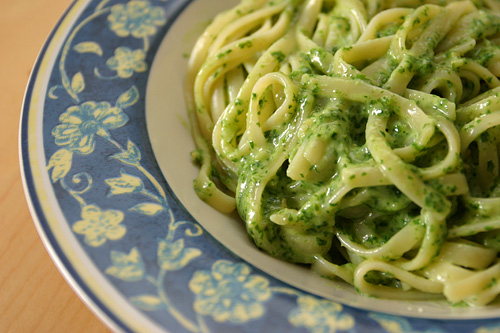 Datei:Nudeln mit Feldsalat-Pesto.jpg